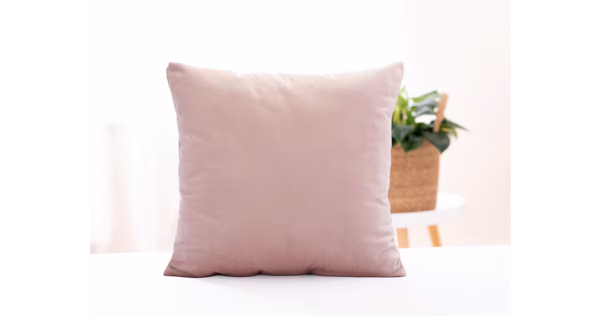 Pouze Dnes Sametový povlak na polštář Velvet pudrová - 45 × 45 cm