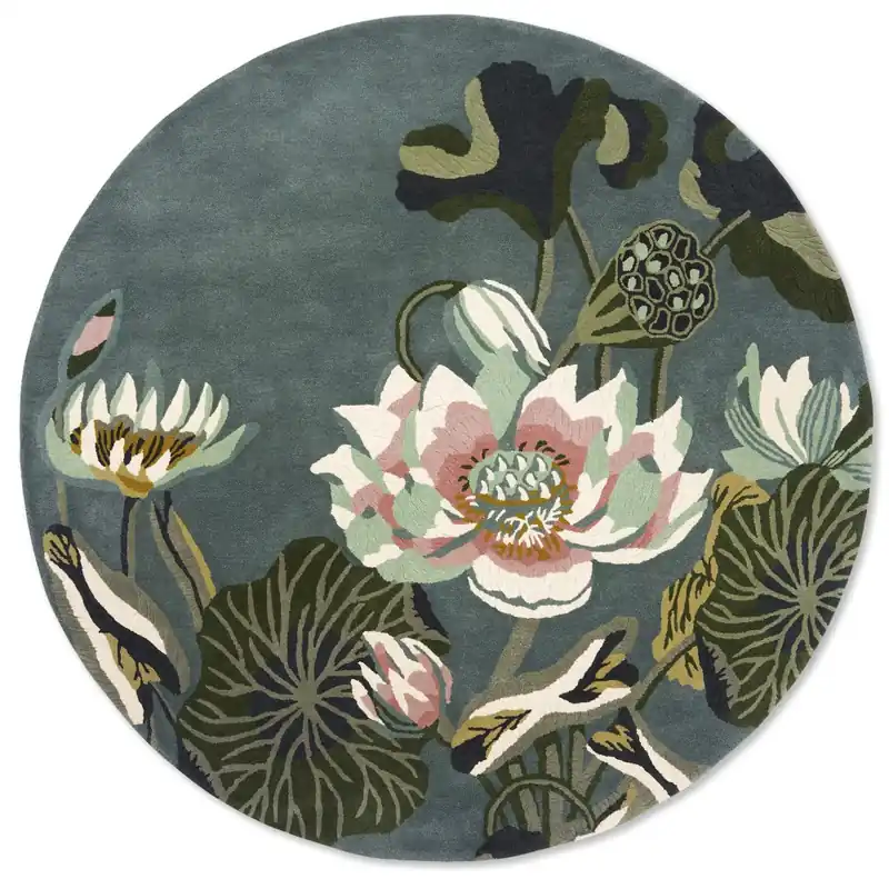 Must-Have Vlněný kruhový koberec Wedgwood Waterlily round midnight pond 038608